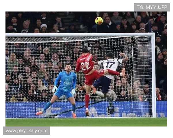 热刺对阵利物浦一役,伊萨克破门后伤退,罗梅罗补时染红。 热刺对阵利物浦一役,伊萨克破门后伤退,罗梅罗补时染红。