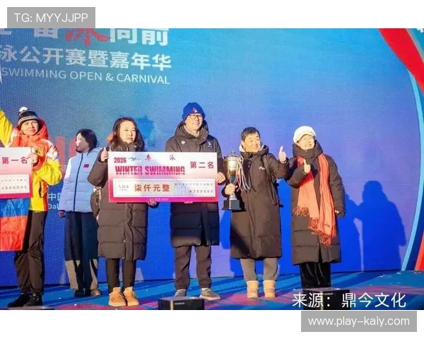 大连黑石礁队老队长赛场下递送姜水，团队协作成夺奖基石