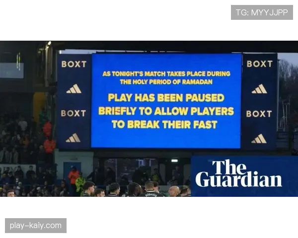 场边镜头：瓜迪奥拉因对第四官员判罚不满，被出示黄牌警告